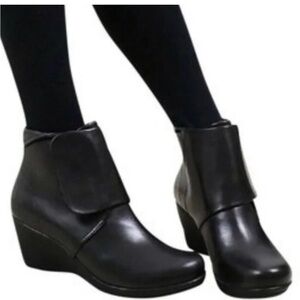 Dansko Black Leather Ankle Booties EU 39 velcro closure, stabilizing